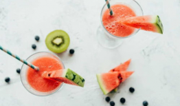 今日小暑宜吃瓜,瓜果盛宴，消暑养生正当时